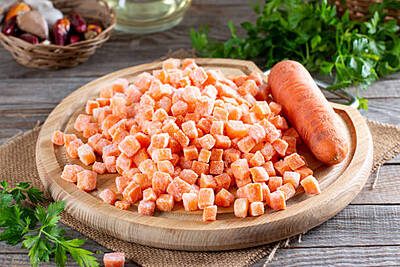 DICED CARROTS / CAROTTES EN DÉS